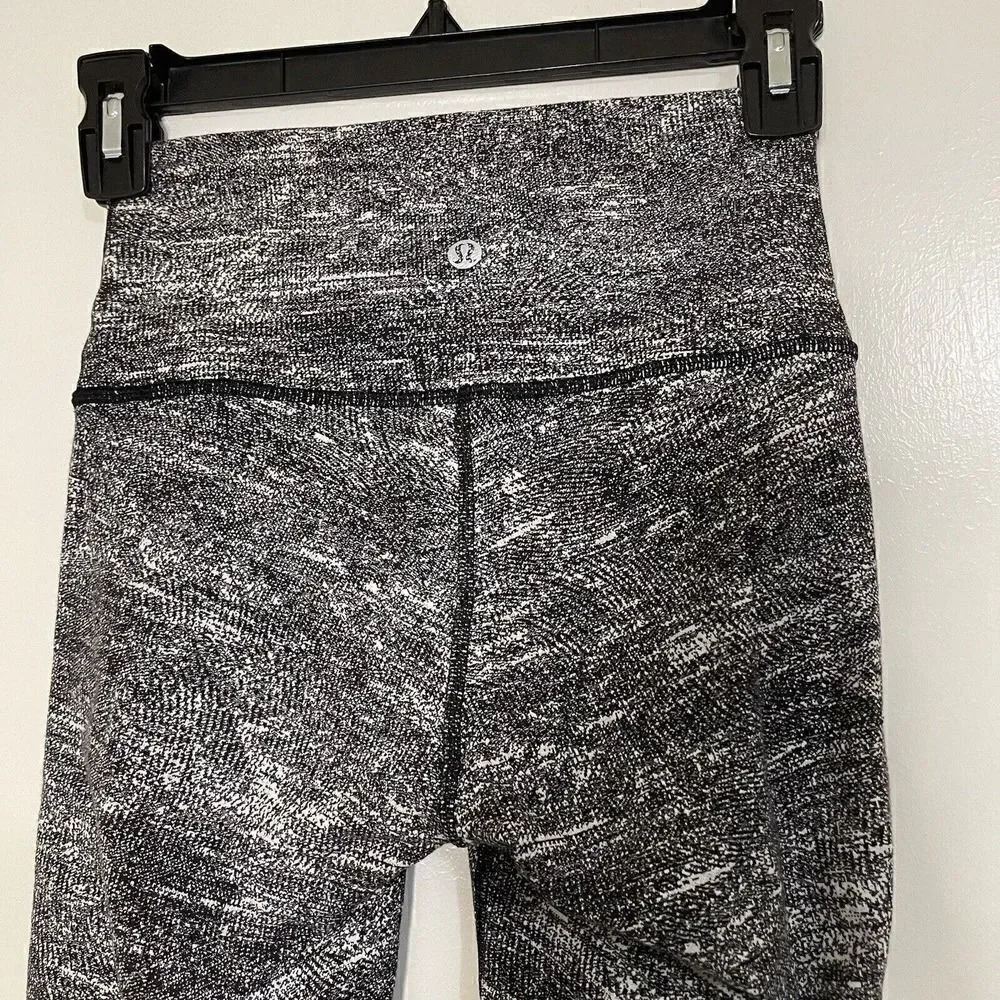 LULULEMON cropped black white workout yoga leggings size 4